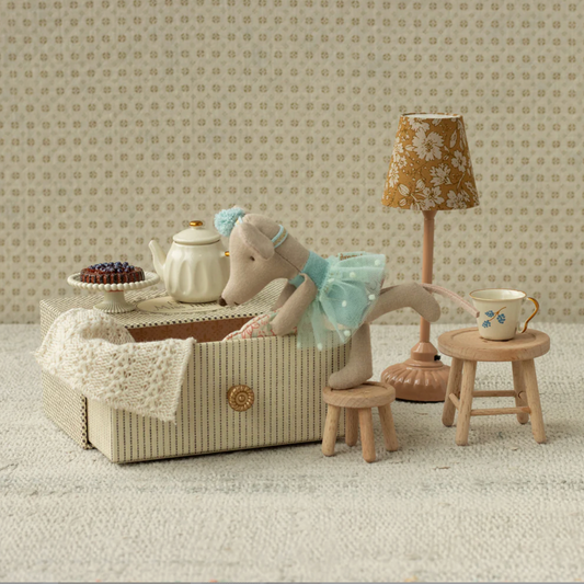 MAILEG LITTLE SISTER DANCE MOUSE IN DAYBED - BLUE