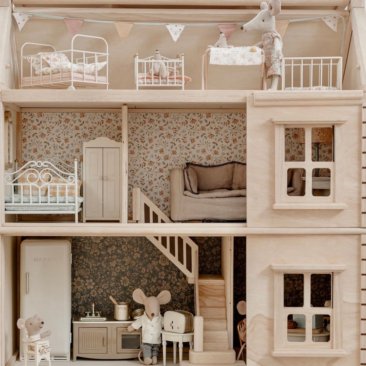 GRAND VICTORIAN DOLLHOUSE