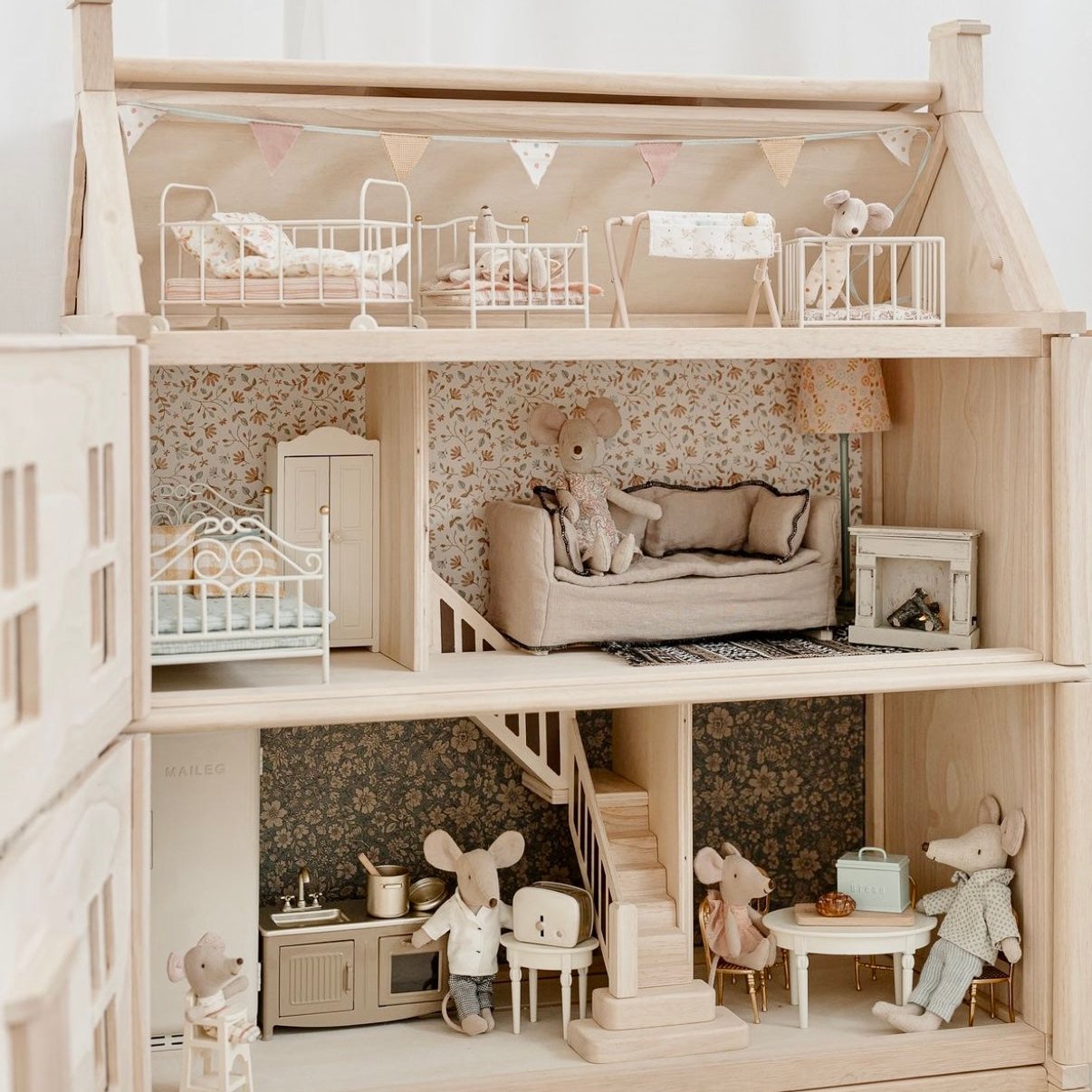 GRAND VICTORIAN DOLLHOUSE