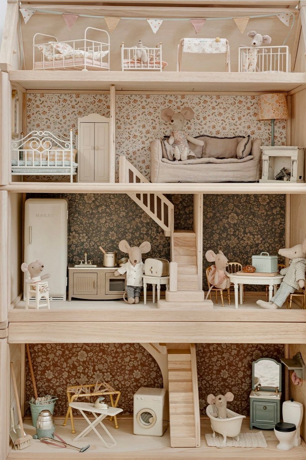 GRAND VICTORIAN DOLLHOUSE