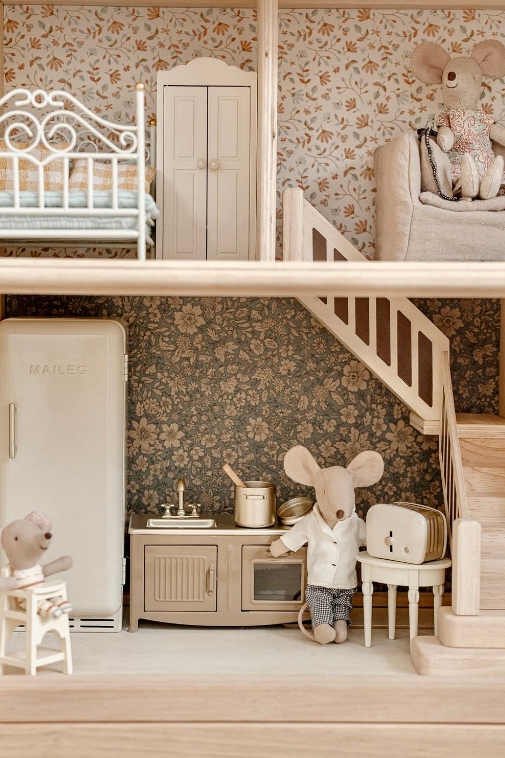 GRAND VICTORIAN DOLLHOUSE