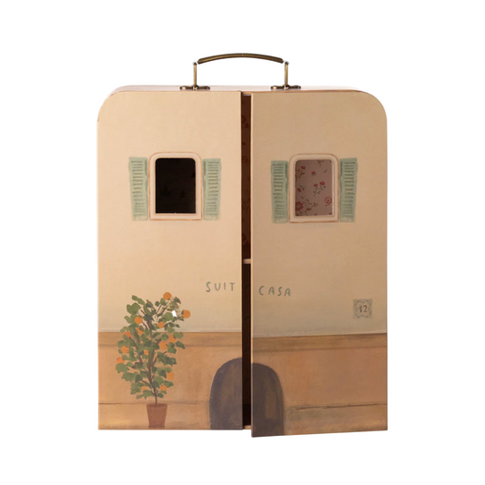 Wooden toy house with a tree and 'Suit Casa' branding on a computer screen.